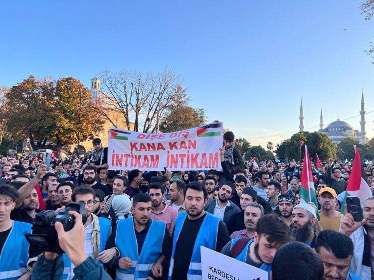 <p>Yürüyüşe bölgedeki yerli ve yabancı turistlerin yanı sıra esnaf da destek verdi.</p>