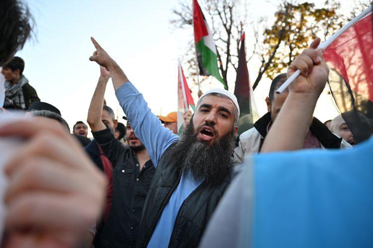 <p>Sultanahmet'te son bulacak yürüyüş için katılımcılar Beyazıt'ta toplandı. Polis ekipleri, yürüyüş güzergahında yoğun güvenlik önlemi aldı.</p>