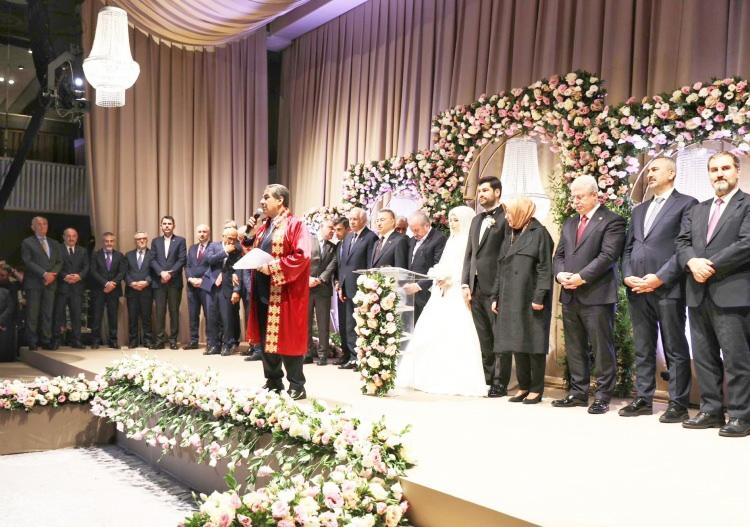 <p>Esenler Belediye Başkanı Tevfik Göksu, dünya evine giren kızı Fatma Şeyma Göksu'nun nikahını kıydı.</p>

<p> </p>
