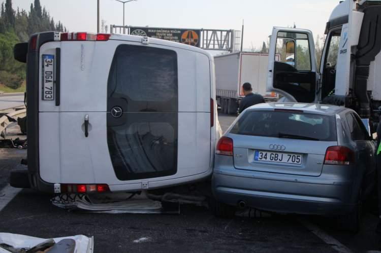 <p>Kaza nedeniyle bölgede bir süre aksayan trafik akışı, araçların yoldan çekilmesinin ardından normale döndü.</p>