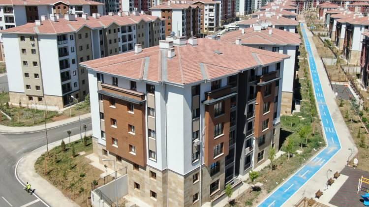 <p>Konut satışları düşük teminatla gerçekleştirilirken 599 bin 999 liraya kadar olan konutların muhammen bedeli için 50 bin TL verilecek. Alıcılar konut ile iş yerlerine yüzde <strong>25 peşinat ve 48 ay vade ile sahip olabilecek.</strong></p>

<p> </p>
