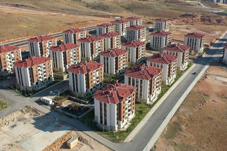 <p><strong>TOKİ 43 İLDE KONUT SATIŞI İHALE TARİHİ</strong></p>
<p> </p>
<p><strong>İş yerleri için 12 Ekim 2023 Perşembe ve Samsun Toybelen’de satışa sunulan iş yerleri için 13 Ekim 2023 Cuma günü,</strong><strong>konutlar için açık artırma 11 Ekim 2023 Çarşamba günü yapılacak. Müzayedeler saat 10.30'da başlayacak.</strong></p>