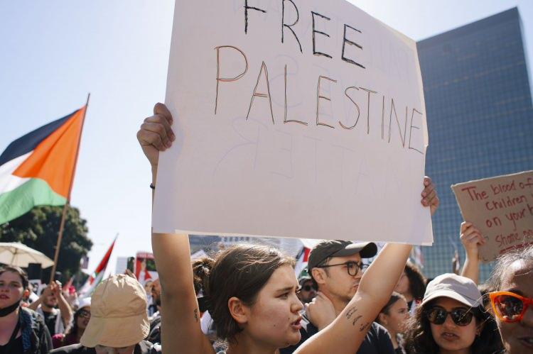 <div>"Filistin için Amerikalı Müslümanlar" (AMP) adlı sivil toplum kuruluşunun çağrısı üzerine katılımcılar, Beyaz Saray'ın karşısındaki Lafayette Meydanı'nda bir araya geldi.</div>
<div> </div>
<div> </div>