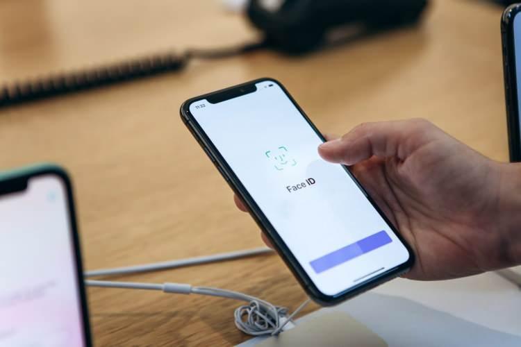 <p>Face ID çalışmıyordu. Bu durum normalde yalnızca Face ID birden fazla kez yanlış girildiğinde, örneğin başka biri kilidi açmaya çalıştığında ya da yeniden başlatma sonrasında meydana gelir.</p>
