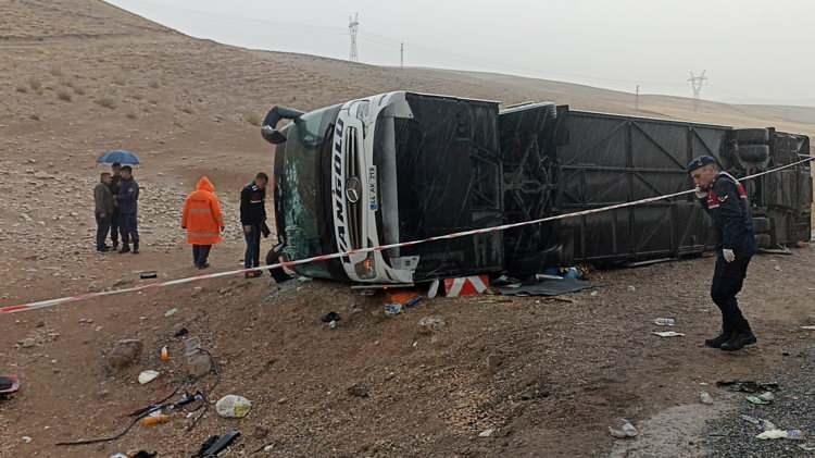 <p>“Gürün ilçemizin Yazyurdu köyü mevkiinde bugün saat 06.15 sıralarında can kaybı ve yaralanmaya neden olan bir trafik kazası meydana gelmiştir. İstanbul - Van seferini yapan 44 AK 213 plakalı yolcu otobüsü, Pınarbaşı istikametinden Gürün istikametine seyir halindeyken havanın yağışlı, yolun kaygan olması ve sürücünün direksiyon hâkimiyetini kaybetmesi nedeniyle şarampole devrilmiştir.</p>
