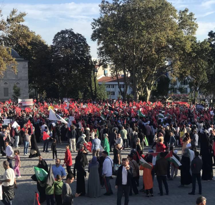<p>Bu arada, yürüyüş nedeniyle tramvay seferleri Kabataş-Eminönü ve Yusufpaşa-Bağcılar istasyonları arasında yapıldı.</p>