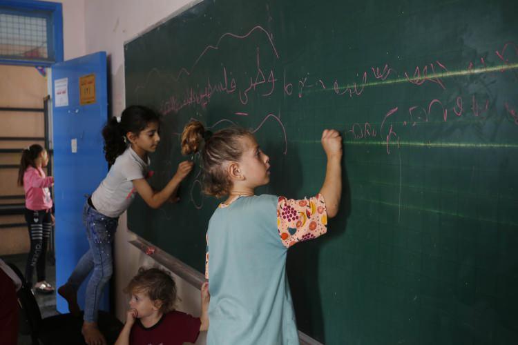 <p><strong>FİLİSTİNLİLER BM BİNALARINA SIĞINDILAR</strong></p>
<p>İsrail güçlerinin saldırılarında evlerini tahliye etmek zorunda kalan Filistinliler, Gazze kentindeki Birleşmiş Milletler Filistinli Mültecilere Yardım Ajansı (UNRWA) binasına sığındı.</p>
<p> </p>
