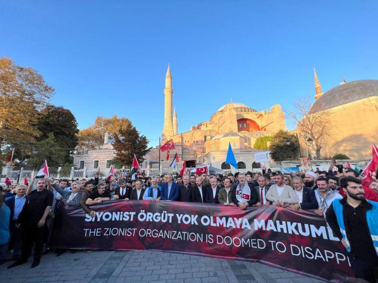 <p>İlim Yayma Vakfı Mütevelli Heyeti Başkanı Bilal Erdoğan, </p>
<p> İlim Yayma Vakfı Mütevelli Heyeti Başkanı Bilal Erdoğan, Baykar Yönetim Kurulu Başkanı ve T3 Vakfı Mütevelli Heyeti Başkanı Selçuk Bayraktar ile sivil toplum kuruluşu temsilcileri de yer aldı.</p>