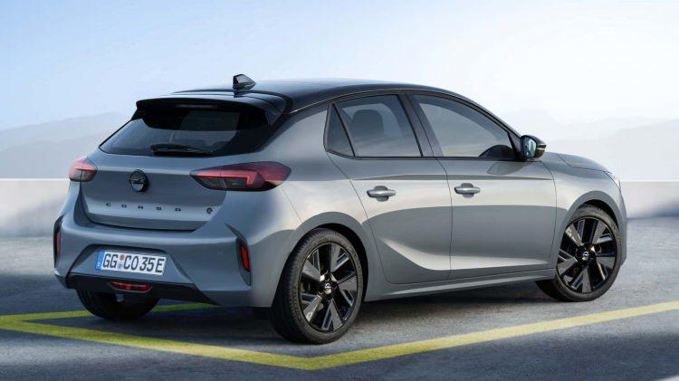 <p>Yeni Opel Corsa’nın en üst donanım seviyesi olan Ultimate da ise; 17 inçlik elmas kesim alaşımlı jantlar, ambiyans aydınlatma, karartılmış arka camlar, 180 derecelik dijital panoramik geri görüş kamerası, 7 inçlik dijital sürücü göstergesi, anahtarsız çalıştırma, navigasyon, köpekbalığı anten, “Sessiz” siyah iç dekor, 10 inçlik multimedya ekranı ve kablosuz Apple CarPlay & Android Auto, siyah tavan ve panoramik cam tavan standart olarak sunulurken IntelliLux LED® Matrix Farlar opsiyonel olarak eklenebiliyor.</p>

<p> </p>
