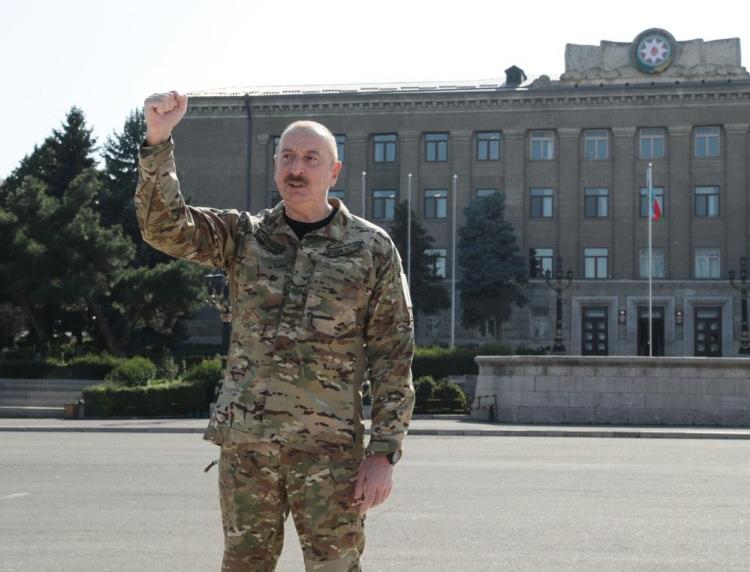 <p>Azerbaycan ordusu tarafından 19 Eylül’de Karabağ'da başlatılan ve 24 saat süren terörle mücadele operasyonunun ardından Ermeni silahlı grupları teslim olmuştu.</p>