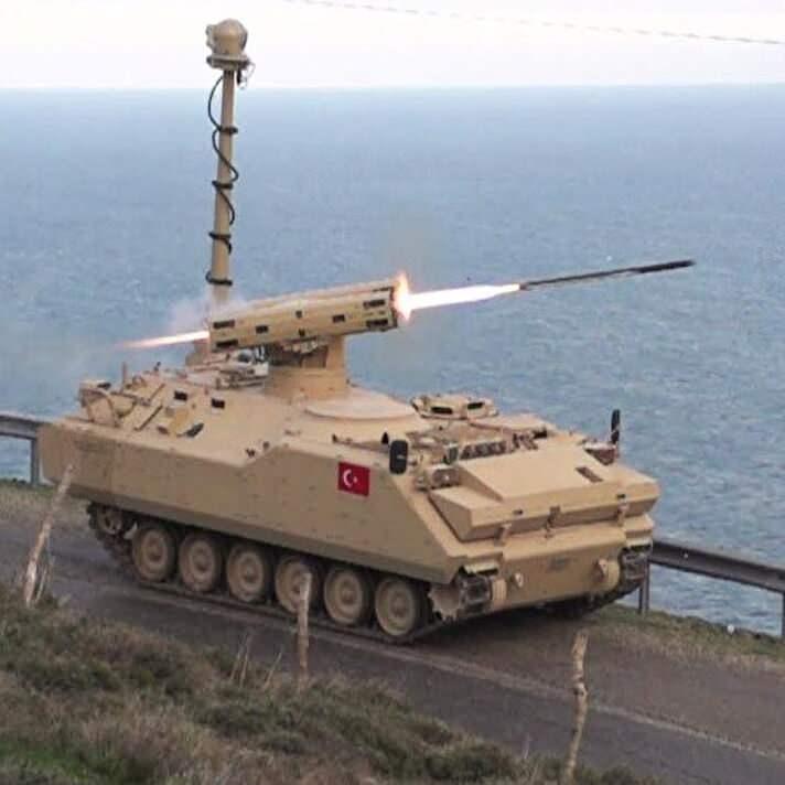 <p>Kule, stabilize tareti sayesinde 40 km/sa’ya kadar hareket halindeyken atış kabiliyeti sağlıyor ve yanında gelen masta monteli elektro optik sistemle 20 km menzile kadar sütre arkasından da keşif ve gözetleme faaliyeti yürütebiliyor.</p>