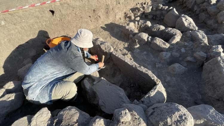 <p>"Çok sayıda tezgah ağırlıkları ve ağırşak bulduk"<br />
Höyüğün zirvesinde başlayan açmada önemli buluntulara ulaştıklarını anlatan Gündüz, şöyle devam etti: "Höyüğün en üst kotunda yapılan kazılarda açığa çıkan taş örgülü duvarlardan Demir Çağı (Milattan önce 1200-330) mimari yapısını ortaya çıkardığımızı düşünüyoruz. Bu mimari yapı içinde özellikle orta Demir Çağı`nın karakteristik seramiklerini tespit ettik. Bunların dışında çeşitli pişmiş toprak eserler ve aletleri de açığa çıkardık. Söz konusu yapının bir kısmının depolamaya yönelik kullanıldığı bu alandan çıkan büyük pithos (büyük saklama kabı) parçalarından anlaşılmaktadır. Yapının diğer kısmında genellikle dokumaya yönelik kullanıldığını bildiğimiz çok sayıda tezgah ağırlıkları ve ağırşak (dokumada kullanılan alet) bulduk. Bu da burada olası bir dokuma atölyesi olduğunu düşündürüyor. Söz konusu dokuma için gerekli yünün elde edilmesi ise burada yaşayan insanların küçükbaş hayvanlara sahip olduğu şeklinde değerlendirilebilir. Kazılarda açığa çıkan küçükbaş hayvan kemikleri de bu düşüncemizi desteklemektedir."</p>