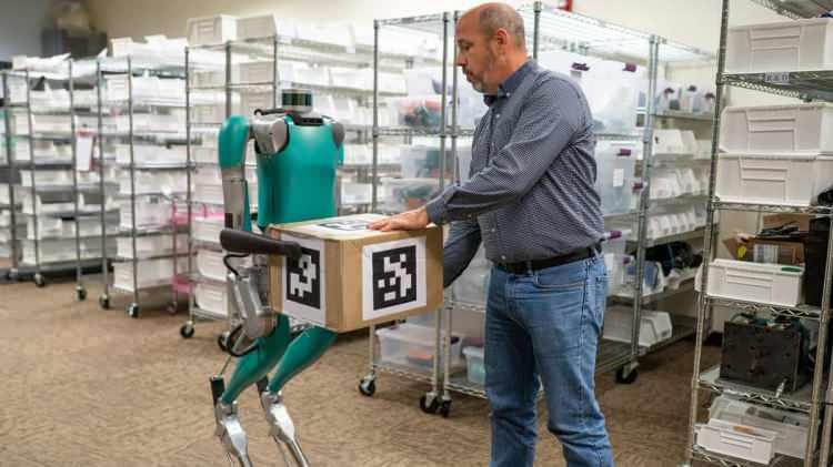 <p>Agility Robotics, Oregon'da ilk insansı robot fabrikası olarak tanımladığı fabrikayı bu yıl içinde açmaya hazırlanıyor.</p>

<p> </p>

<p>Şirket, ilk yıl Digit robotlarından yüzlerce üreteceğini ve sonunda her yıl 10.000'den fazla robot üretecek şekilde ölçekleneceğini söyledi.</p>
