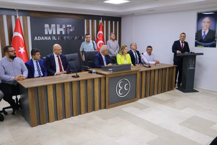 <p>Açıklamanın ardından bugün istifa eden partililer düzenlenen törenle MHP’ye katıldı. MHP Adana İl Başkanlığı’nda düzenlenen törende konuşan Ayhan Binboğa, “Çocukların, mazlumların, sivil insanların bombalandığı bir savaşta eğer Zafer Partisi’nin bir milletvekili adayı ‘Allah İsrail ordusuna güç kuvvet versin’ deyince ilk tepkiyi gösteren şahsım ve Adana teşkilatıdır. Bunun üzerine de hiçbir işlem yapılmamıştır. Bizim istifa sürecimiz bu şekilde gelişti. İstifamızı verdik. Biz gerçekten yuvamıza geldik. Bizleri kabul ettikleri kabul ettikleri için teşekkür ediyorum” dedi.<br />
 </p>
