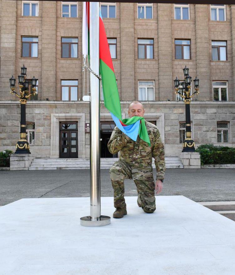 <p><strong>Bugün Hankendi'de bulunmamızın temel nedeni Azerbaycan'ın evlatlarıdır”</strong><br />
<br />
Azerbaycan Cumhurbaşkanı olarak 20 yıllık görev süreci boyunca Karabağ’da Azerbaycan bayrağını dalgalandırmayı kendine bir numaralı görev olarak belirlediğini ifade eden Aliyev, “Yıllar geçtikçe Ermenistan-Azerbaycan sorununun çözümü için güçlü bir siyasi ve hukuki temel oluşturduk. Aynı zamanda güçlü bir ekonomi oluşturduk ve bu yönde son 20 yılda elde edilen başarılar ortadadır. Bugün Hankendi’de olmamızın temel sebebi Azerbaycan halkı, Azerbaycan'ın evlatlarıdır. Biz öyle bir gençlik yetiştirdik ki, vatanı için ölmeye hazırdılar ve ölmeye de gittiler. Allah tüm şehitlerimize rahmet eylesin. Onların ruhları önünde eğiliyoruz. Biz Azerbaycan halkı olarak onlara sonsuza kadar borçluyuz. Hem üç yıl önce, hem de eylül ayındaki terörle mücadele operasyonunda Azerbaycan askerleri ve subayları gerçek bir kahramanlık, vatanseverlik ve fedakarlık gösterdiler. Ordumuzla, Silahlı Kuvvetlerimizle gurur duyuyoruz, onlar bizim gurur kaynağımızdır” dedi.</p>