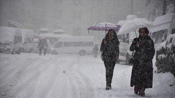 <p>Van, Hakkari ve Ardahan'da kar yağışı görülürken İklim Bilimci Dr. Okan Bozyurt, İstanbul'da kar için tarih verdi.</p>
