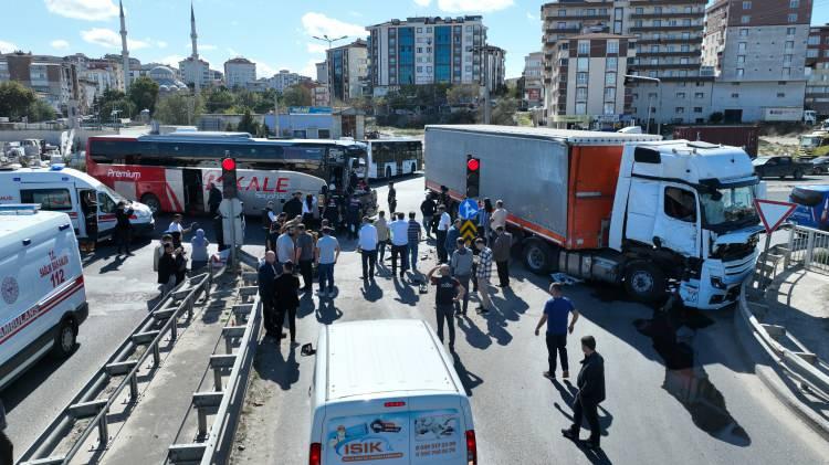 <p>Kaza, Çerkezköy-Çorlu Kızılpınar ışıklı kavşakta öğlen saatlerinde meydana geldi.</p>