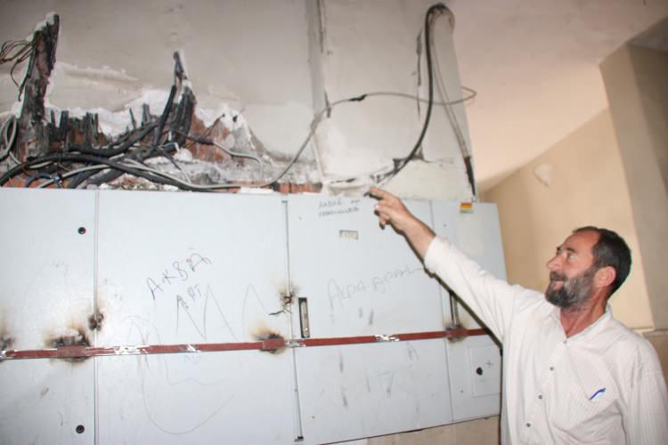 <p><strong>'DEPREM OLDUĞU ZAMAN DIŞARIYA ÇIKTIM, DURDUĞU GİBİ GELDİM'</strong></p>
<p>Binada tek başına kalan Fuat Bozkurt, binada kaldığını, yıkılma, eğilme hiçbir şey olmadığını söyledi. Bina sakinlerinin gittiğini belirten Bozkurt,<strong> “Ama pişman olmuşlar. 20 senedir buradayım. Depremden sonra gitmedim. Deprem olduğu zaman dışarıya çıktım, durduğu gibi geldim. Geldim sabah namazımı kıldım, o zamandan bu zamana kadar ayağımı dışarı atmadım. 95 yaşındayım. Korkmam yok, Allah’a hamdolsun”</strong> dedi.</p>