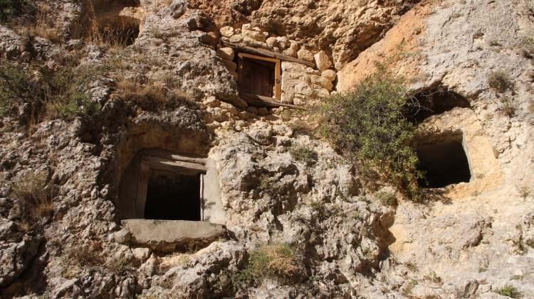 <p>Bölgenin koruma altına alınmasını ve kültür değeri taşıyan her eserin yeniden tarihe kazandırılmasını isteyen Çömelek Mahalle Muhtarı Ruhan Yiğit, "İlçemize 50 kilometre uzaklıkta, köy merkezimize ise 10 kilometre uzaklıkta Göğden yaylamızın Kapız mevkinde, kaya mezarlarının kaya oyuntuları bulunmakta. Burayı yıllar önce köyümüzde şenlikler yaparken gezgincilerimiz devamlı gezip görüyorlardı. Şu anda antika ve hazine arayan insanların istilasına uğramış vaziyette. Defineciler gelip kazıyorlar. Kazıda kemikler çıkmaktadır. Bundan yaklaşık 1 yıl önce buraya jandarma ekiplerimiz ve Müze Müdürlüğü görevlileri gelerek incelemede bulundular. Ama şu an hiçbir şey yapılmıyor. Çalışma durmuş vaziyette. Her gün defineciler kazmaya devam ediyorlar. Her geldiğimizde değişik kemikler görünüyor. Buraya gelen gezginlerimiz, doğa severlerimiz bizi arayarak bu sorunun giderilmesini istiyorlar" dedi.</p>