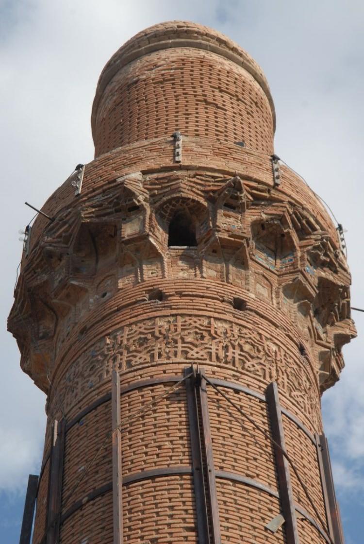 <p>Minarenin eğimine değinen Karaca, “Minaredeki eğimi biz incelettik. 119’a 117 gibi veriler var dendi. Ama biz son yaptırdığımız ölçümlerde yani elimizdeki ölçümlerde herhangi bir değişiklik olmadığı görüldü bu da bizi çok mutlu etti. Sıkıntı eserin kaide kısmında hafif tuğlalarda çürümeler var. Bundan mütevellit devrilme ihtimaline karşı bu tedbir alındı. Belki Türkiye'de ilk uygulanan eser, birkaç tanesinden biri olacak. Çünkü bizim minaremiz de eski bir minare. Horasan tipi yapısı var. Ve minarenin sağlamlığı da 80 santim cidar dediğimiz duvar kalınlığı var. Yani burada artık taşlaşmış kendi içinde. Bundan dolayı bütün bu veriler bize ümitlendiriyor. Mevcut eğimiyle muhafaza ediyor kendisini” şeklinde konuştu.</p>