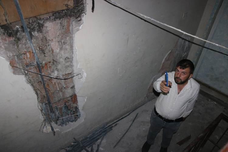 <p><strong>'KORKUDAN DOLAYI BİNAYI TERK ETTİLER'</strong></p>
<p>Binada iş yeri bulunan esnaf Abdullah Ayan ise, Akba Apartmanı’nın 8 katlı olduğunu ve altında 7 dükkan olduğunu, bir de soğuk hava deposu olduğunu ifade etti. </p>
