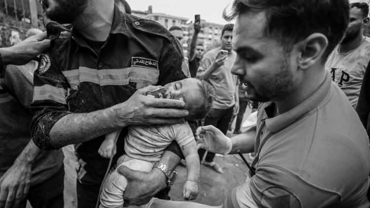 <p>İsrail'in Gazze'ye yönelik saldırısında yıkılan evin enkazı altında kalan 6 aylık Sema el-Mısri isimli bebek, Filistin Sivil Savunma ekiplerinin çalışmaları sonucu sağ olarak kurtarıldı. Aynı binada bir kişinin cansız bedenine ulaşıldı.</p>
