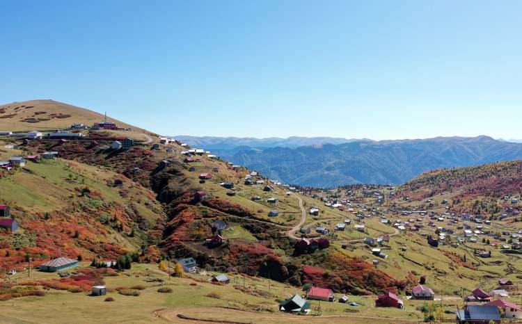 <p>Güz mevsiminin tüm renklerinin bir arada görülebildiği bölgede, sonbahar renklerinin arasında kaybolan yayla evleri de ayrı bir güzellik sunuyor.</p>

<p> </p>
