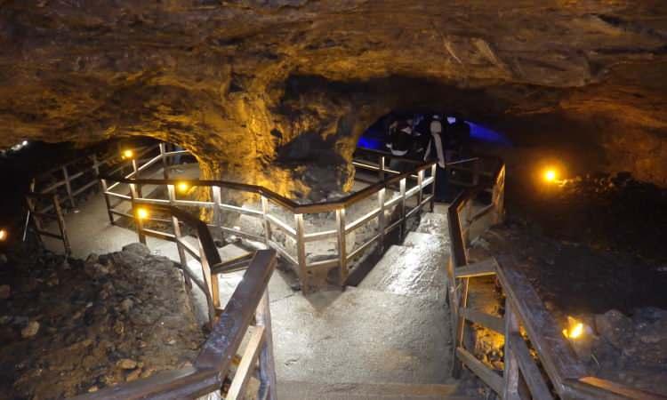 <p>Kırıkkale'nin Keskin ilçesinde 3 kattan oluşan, 285 metre uzunluğunda ve eski Hristiyanlık döneminde kurşun madeni ocağı olarak kullanılan Sulu Mağara, ziyaretçilerini ağırlıyor.</p>
