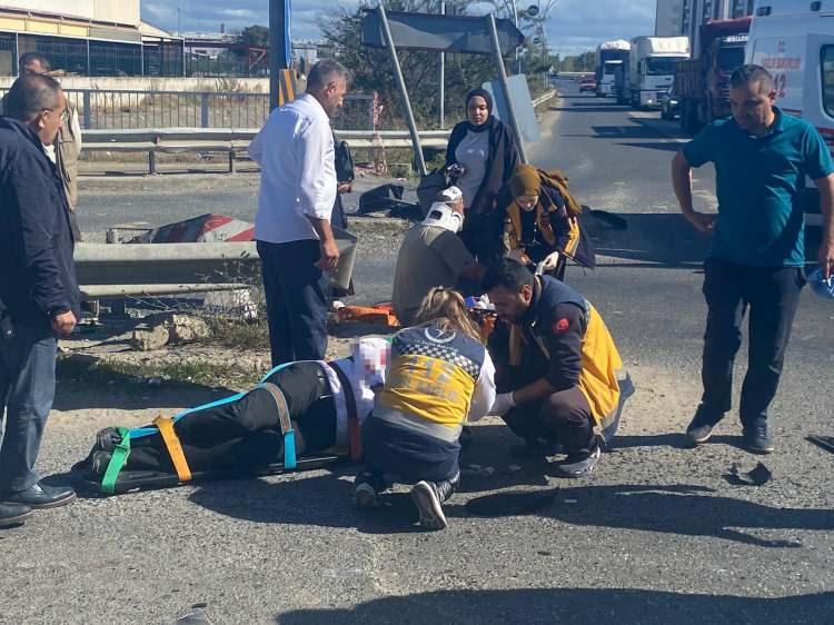 <p> Kızılpınar’dan çıkıp Organize Sanayi Bölgesi istikametine dönmeye çalışan Talip D. idaresindeki 34 GBS 100 plakalı tır ile Çerkezköy otogarından aldığı yolcularla Çorlu istikametine seyir halindeki Kale Seyahat firmasına ait Oğuz A. idaresindeki 59 KS 445 plakalı yolcu otobüsü kavşakta çarpıştı.</p>