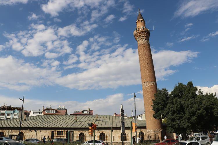 <p>Karaca, projenin hazır olduğunu söyleyerek, “Üzerinde gözükmeyen yazılar var. Bisküvi denilen alt kısmından alınan verilerle yazılar ortaya çıktı. Ve o yazıların şablonu çıkarıldı. El-Melik kelimesi ağırlık kazanmış. Ortada da Peygamberimiz Hazreti Muhammed aleyhisselamın ‘O sizin hiçbirinizin babası değil. O Allah'ın resulüdür’ yazı ortak kuşakta da onu görüyoruz. Ve alt kaide de el-Vahidül Kahhar ve "la ilahe illallah" gibi kufi yazıları görüyoruz ki asıl sadece minare kurtulmuyor. Tarihteki geçilen bu yazılar ve hangi niyetle yazıldıkları da ortaya çıkacak ve bununla beraber onlar da hayat bulacak. Şu anda projemiz tamam. Bir iki rötuş eksikliği var. Genel müdürlükten geldi ve kurula sunacağız. Kurul onayından sonra da inşallah ihaleye çıkacağız. Diğer cami projemiz de var. Çalışmalar devam ediyor. Onlar da tamamladıktan sonra kurul onay ortaya koyacağız” diye konuştu.</p>
