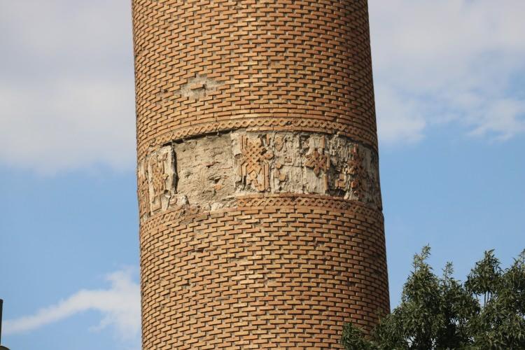 <p>Sivas’ta 1197 yılında Anadolu Selçuklu Devleti Sultanı 2. Kudbeddin Melikşah döneminde Kızılarslan Bin İbranim tarafından Kul Ahi’ye yaptırılan Sivas Ulu Camii, 117 santimetre eğime sahip minaresiyle dikkat çekiyor.</p>