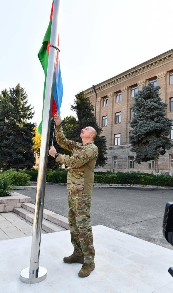 <p>Aliyev: “Kendilerine ‘cumhurbaşkanı’ diyen üç palyaço, hak ettikleri cezayı bekliyor”<br />
<br />
Azerbaycan Cumhurbaşkanı İlham Aliyev, Karabağ’da işgalden kurtarılan bölgelere ziyareti sırasında yaptığı açıklamada, Karabağ’da kendilerine “cumhurbaşkanı” diyenlerin yakalandığını hatırlatarak, "Kendilerine ‘cumhurbaşkanı’ diyen üç palyaço, hak ettikleri cezayı bekliyor” dedi.</p>