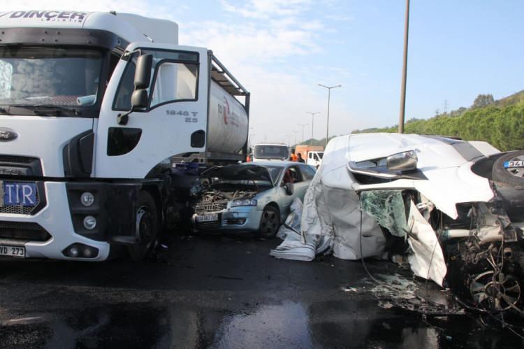 <p>Anadolu Otoyolu'nun Kocaeli geçişinde meydana gelen zincirleme trafik kazasında 3 kişi yaralandı.</p>
