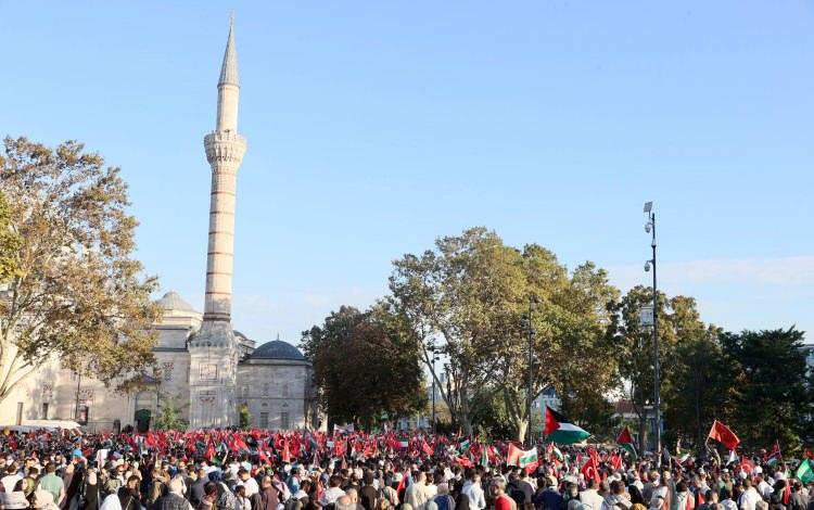 <p> Kalabalık nedeniyle camiye giremeyen bazı katılımcılar, namazlarını meydanda eda etti.</p>