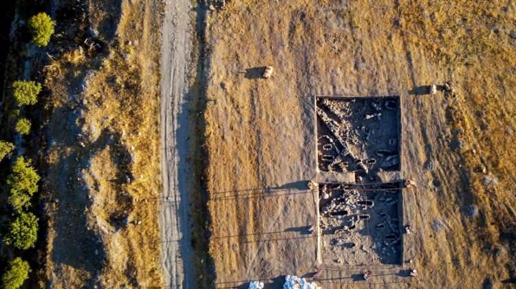 <p>Uzun yıllar çalışmanın yapılmadığı ve "Kanal Höyük" olarak da adlandırılan yerde, DSİ`nin 2002`de höyüğün doğusunda toprak alımı sırasında arkeolojik eserlerin çıkmasıyla Konya Müze Müdürlüğü uzmanlarınca 2002-2005 yıllarında kurtarma kazısı yapıldı.</p>