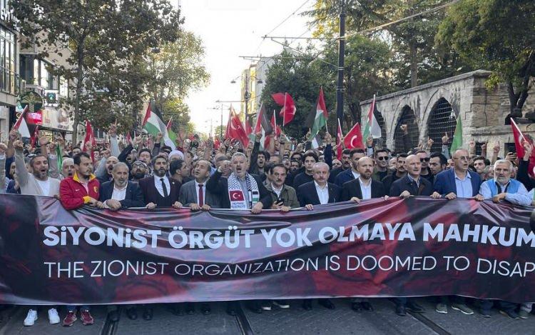 <p>Grubun içerisinde eski TBMM Başkanı Mustafa Şentop</p>