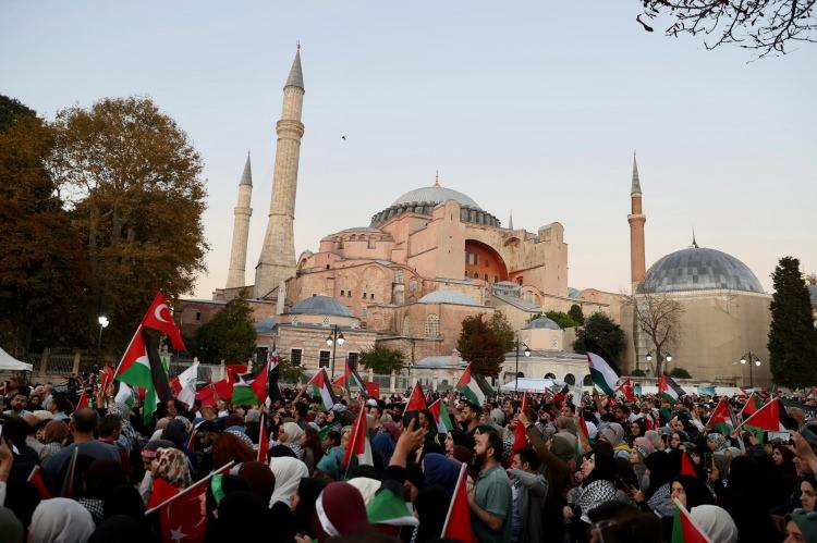 <p>Diyanet İşleri Başkanı Ali Erbaş'ın kıldırdığı namazın ardından Filistin için dualar edildi.</p>