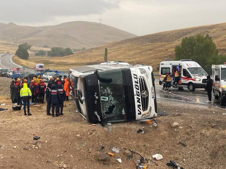 <p>Otobüs içerisinde bulunan 2 şoför, 1 muavin ve 4 yolcunun olay yerinde hayatını kaybettiği, 40 yolcunun ise yaralandığı ifade edildi.</p>
