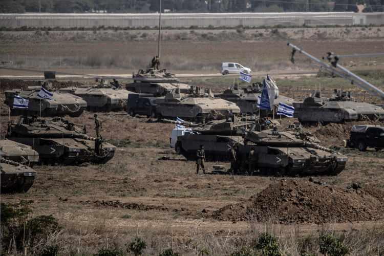 <p>Abluka altındaki Gazze Şeridi’ne 8 gündür saldırılarını sürdüren İsrail ordusu, Gazze sınırı yakınındaki Zikim bölgesine, çok sayıda aracı ile askerlerini nakletmeye devam ediyor.</p>

<p> </p>
