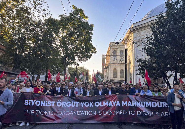 <p>Namazın ardından cami önünde toplanıp, telefonlarının ışıklarını açarak slogan atan ve marşlar okuyan grup, sonrasında dağıldı.</p>