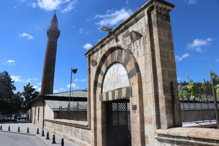 <p>Minarenin yıkılmasının engellenmesi için Türkiye’de ilk kez kullanılacak bir yöntemle tedbir alınması hedefleniyor. İlgili kurulun onay vermesi halinde Türk ve İtalyan bilim adamlarının gözetiminde minarenin içerisine 40 metre uzunluğunda 8 çelik kazık yerleştirilecek.</p>
