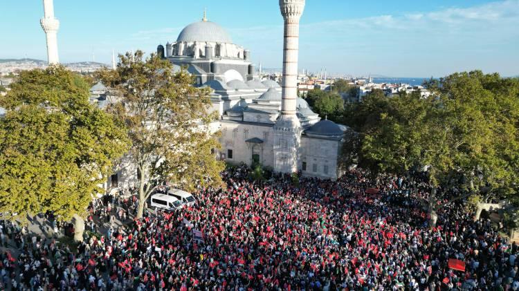 <p>Diyanet İşleri Başkanı Prof. Dr. Ali Erbaş namazdan ellerini semaya açan kalabalıkla birlikte tüm şehitler özellikle de Filistin şehitleri için dua etti. Erbaş özetle şunları söyledi: Allah’ım Filistin, Kudüs, Arakan, Keşmir, Doğu Türkistan ve dünyanın diğer bölgelerindeki tüm zulümleri en kısa zamanda ortadan kaldır. Sen inananlara yardım eyle. Bizleri her türlü zulümden, şerden uzak eyle. Birlik ve beraberliğimize göz dikenlere fırsat verme. Filistin’de, Kudüs’te Arakan’da oluşturdukları tuzakları boşa çıkar. Filistinli kardeşlerimizi meleklerle, görünmez güçlerle takviye eyle. Düşmanların gözüne korku sal. Dünyanın her yerinde İslam için mücadele eden, hassaten Kudüs ve Filistin için şehit olan kardeşlerimizin ruhlarını şad eyle.</p>
