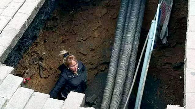 <p>36 yaşındaki kadın çökme sonucu oluşan yaklaşık 5 metre derinliğindeki çukura düştü. </p>
