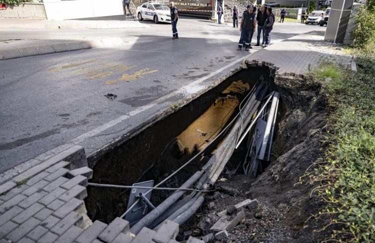 <p>1 metrede fiber kablo ya da elektrik kabloları tam bilmiyorum, onlar vardı, onların üzerine düştü. O da biraz yumuşattı diye tahmin ediyoruzö ifadelerini kullandı. </p>

<p> </p>
