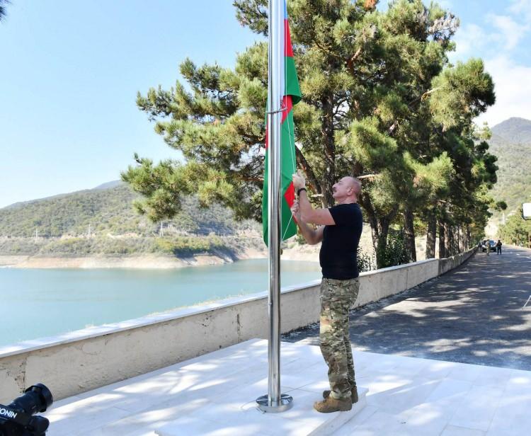 <p>“Topraklarımızı geri aldık”<br />
<br />
Karabağ’ın işgali döneminde kendilerine "cumhurbaşkanı" diyenlerin vaktiyle Azerbaycan’a meydan okuyarak tehditler savurduğunu vurgulayan Aliyev, “Her şeye itidalle yaklaştığımız gibi bu konuya da itidal ve sabırla yaklaştık. Çünkü buraya geleceğimizi biliyorduk. Bunu biliyordum. Bundan tam 20 yıl önce 15 Ekim 2003'te Azerbaycan halkına ve kendime bu sözü verdim. Biz istediğimizi başardık, Azerbaycan halkının onlarca yıldır istediklerini yerine getirdik. Topraklarımızı geri aldık, toprak bütünlüğümüzü yeniden sağladık, aynı zamanda onurumuzu da geri kazandık” dedi.</p>
