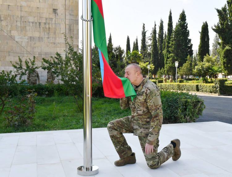 <p>“Bize karşı etnik temizlik yapıldı”<br />
<br />
İşgal döneminde 1 milyon Azerbaycanlının büyük trajedilerle karşı karşıya kaldığını belirten Aliyev, “Bugün işgalden kurtarılmış topraklara gelen her insan Ermeni vahşetini kendi gözleriyle görüyor. Sağlam tek bir bina kalmadı. Bize karşı etnik temizlik yapıldı. Bize karşı soykırım yapıldı, Hocalı soykırımı. Bir düzineden fazla ülke Hocalı soykırımını tanıdı ve ‘Hocalı'ya adalet’ çağrısında bulundu. Hareket geniş bir uluslararası kapsam kazandı. Bakın o zorlu dönemden bu güne kadar yürüdüğümüz yol şeref ve haysiyet yoludur. Biz toparlandık ve güç topladık” dedi.</p>
