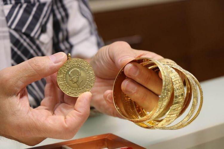 <p><strong>DOLAR ZİRVEYE OYNAYACAK!</strong><br />
</p>
<p>Memiş, altın, gümüş ve petrol fiyatlarının tekrar yukarı yönlü hareketler sergileyebileceğini açıklarken, şu görüşleri paylaştı: “Altın fiyatları genellikle savaş dönemlerinde önemli yükselişler kaydeder. Ancak bu kriz, diğer emtiaları da etkileyebilir. Piyasalar, farklı ülkelerin bu sürece katılıp katılmayacağını bekliyor. Eğer farklı ülkeler bu çatışmaya dahil olursa, bu durum ve çatışma alanının genişlemesi, gerçek fiyatlamayı daha iyi yansıtacaktır. Şu an, temkinli bir bekleyiş hüküm sürüyor."</p>