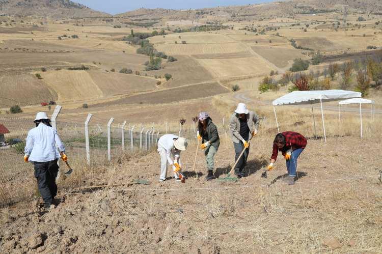 <p>AYBÜ İnsan ve Toplum Bilimleri Fakültesi Tarih Bölümü Öğretim Üyesi Doç. Dr. Sıddık Çalık, Osmanlılar ile Timurlular arasında 1402'de Çubuk Ovası'nda yapılan ve 30 ila 40 bin kişinin hayatını kaybettiği savaşın izlerini yansıtan toplu bir mezar bulduklarını açıkladı.</p>