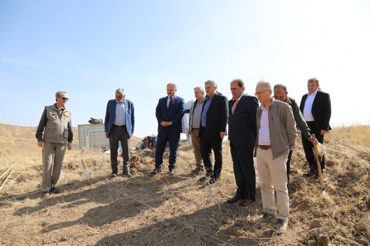 <p>Çalık, Ankara Savaşı'nın Çubuk Ovası'nda meydana geldiğini gösteren birçok kaynak elde edildiğini hatırlatarak buldukları toplu mezarla da savaşın bu alanda yapıldığının iyice kesinlik kazandığını söyledi.</p>