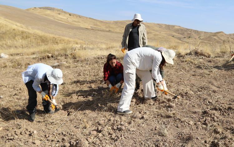 <p>AYBÜ İnsanlık Tarihi Bölümü Öğretim Üyesi Doç. Dr. Yusuf Albayrak ise "Ankara Savaşı Tespiti" projesi kapsamında yürütülen çalışmada savaşın alanının belirlendiğini anlattı.</p>